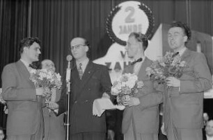 Nach der Ziehung der Lottzahlen durch die Mitglieder der Band "Vier Brummers"