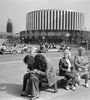 Dresden. Blick auf das Rundkino, im Hintergrund das Rathaus