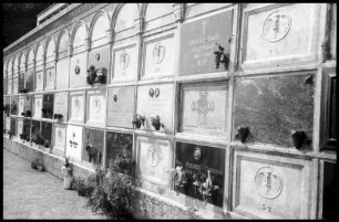 Morcote: Tafeln [Urnengräber] am Friedhof