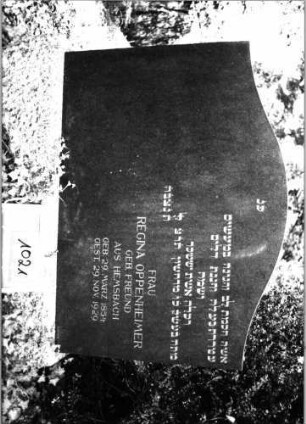 Grabstein 1021 (Index: 99803898) Material: Granit; Granit, poliert Zustand: sehr gut Maße HxBxT: 122x120x18 cm Beschreibung: Sockel, Stele mit Karniesbogen: Grabstein 1021