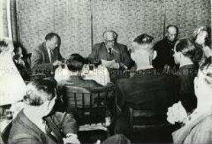 Wilhelm Pieck und Otto Grotewohl bei einer Pressekonferenz in Bremen