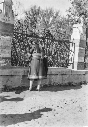 Bäuerin in Tracht : Eine Bäuerin in Tracht am Zaun des „Zar Simeon“-Gartens in der Stadt Plovdiv