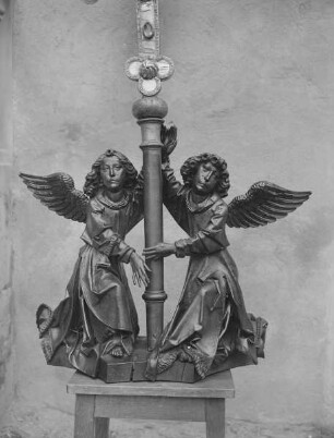 Heilig-Blut-Altar — Kreuzständer von zwei Engeln flankiert