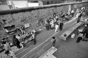 Souvenirhändler an der Berliner Mauer