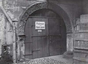 Portal im Hof
