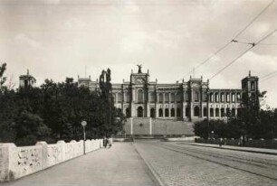 München, Blick über die Maximiliansbrücke auf das Maximilianeum