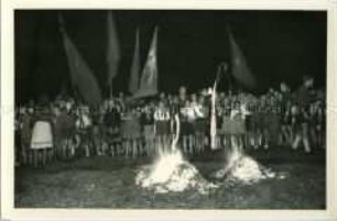 Junge Pioniere an einem Feuer