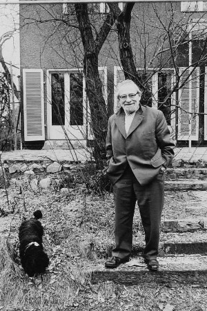 Der Schauspieler Wolfgang Heinz mit Hund in seinem Garten in Berlin-Spindlersfeld