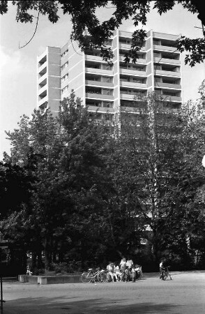 Freiburg; Landwasser: Hochhaus; unten Spielplatz