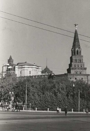 Moskau. Kreml (1485/1499). Ansicht mit Kremlmauer und Borowitzki-Turm (1490; P. A. Solari)