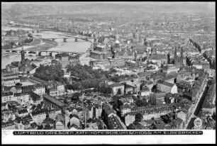 Dresden, Blick au Katholische Hofkirche, Residenzschloss und Elbbrücken, Luftbild