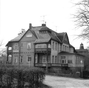 Bad Schandau-Ostrau, Villenkolonie Neuschandau, Ostrauer Ring 21, Ostrauer Ring 21. Hotel (um 1905), ehemalige Gauschule des Nationalsozialistischen Lehrerbundes (NSLB). Straßenansicht von Nordosten