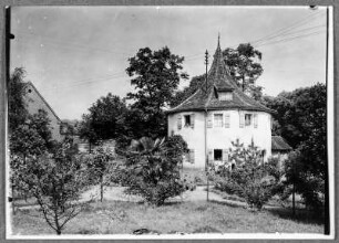 An der Stadtmauer in Ansbach/Bayern : Ansbach. Hundsturm (Teil der ehemaligen Hofgartenbefestigung), Bahnhofstraße 23. Gartenansicht