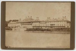 Dresden-Pillnitz. Blick über die Elbe gegen das Wasserpalais. Fotografie von Hermann Krone (Kabinett: mit braunem Papier kaschierter Karton, Prägestempel)