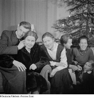 Familienporträt unterm Weihnachtsbaum