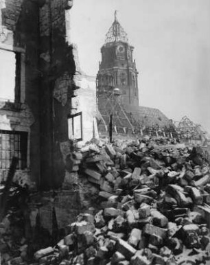 Dresden. Ruine des Neuen Rathauses. Blick auf den Südflügel und den Rathausturm