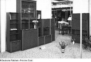 Anbauwand (Modell PI) : Ausstellungskoje des VEB Möbelkombinat Dresden-Hellerau mit Anbauwand (Modell PI)