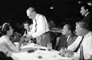 13. Tagung 1963 Medizin; Maikäferrede gehalten von Werner Forßmann: Gruppe mit M. Heinlein, Otto Hahn, A. Lutz, Werner Forßmann