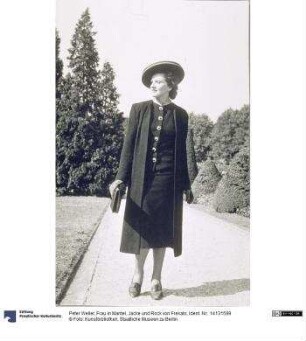 Frau in Mantel, Jacke und Rock von Frekato