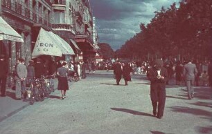 Belebte Straße bei den Tuilerien in Paris (Aufnahme im Rahmen der Fotokampagne im besetzten Frankreich)
