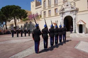 Monte Carlo - Wachaufzug am Schloss : Tägliche Wachablösung vor dem Fürsten-Schloss in Monaco. 2006