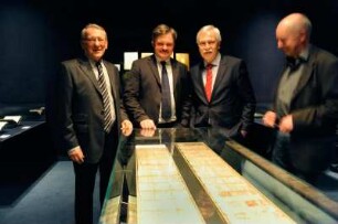 Eröffnung der Ausstellung "Weltuntergang 2012? Der Dresdner Maya-Codex und seine Entzifferung". Prof. Dr. Jürgen Hering, Prof. Dr. Nikolai Grube und Prof. Dr. Thomas Bürger in der Schatzkammer