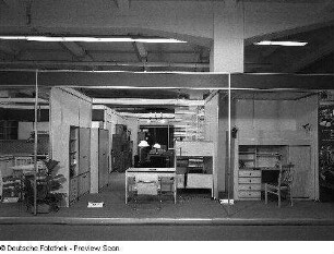Kinderzimmer (Modell 718) : Raumaufnahme mit Ausstellungskojen des VEB Möbelkombinat Dresden-Hellerau. Ansicht mit Kinderzimmer (Modell 718)