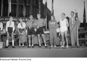 Übergabe der Stafette - Paul Dinter (3.v.l.), Lothar Meister, Inge Utecht, Heiner Braun (2.v.r.)