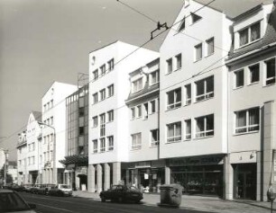 Dresden-Strehlen, Lockwitzer Straße 13/15. Wohn- und Geschäftshäuser ( 1994/1995). Straßenansicht von Süden