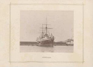 Kriegsschiff "Australia" im Hafen von Genua