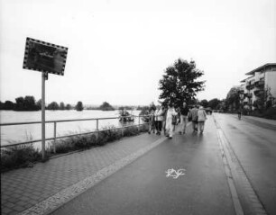 Dresden, Hochwasser 2002 : Dresden-Pieschen. "Flut 2002", Kötzschenbroder Straße. Straßenbild