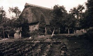Gnarrenburg: Haus bei Gnarrenburg, Vordergrund Torf