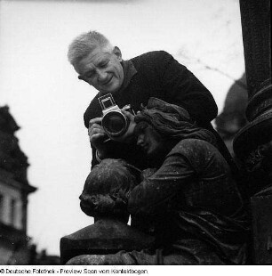 Bildjournalist Erich Höhne (1912-1999) beim Fotografieren