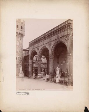 Loggia dei Lanzi, Florenz: Seitenansicht der Loggia mit Skulpturen und Teilansicht Palazzo Vecchio