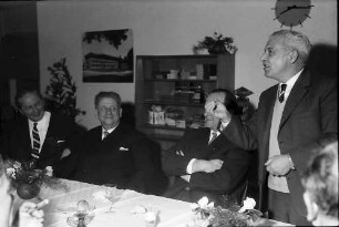Freiburg: Landratsamt; Pressekonferenz mit Ministerpräsident Dr. Georg Kiesinger; am Tisch: Landrat Oswald spricht