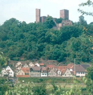 Stadtprozelten. Blick über die Stadt zur Ruine der Henneburg