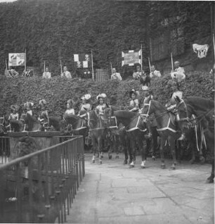 Turnierspiele 1936 : Dresden, Stallhof, Turnierspiele. Gruppe der Ritterschaft an der Pferdeschwemme