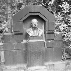 Grabmal der Familie Vogel : Grabmal der Familie Vogel. Diorit?, Zinkguss (wohl um 1910). Linke Nische mit Büste eines Herren. Chemnitz-Bernsdorf, Städtischer Friedhof