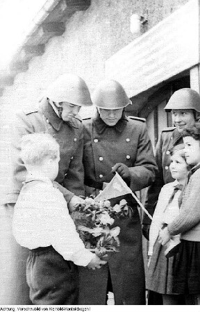 Pioniere als Gratulanten in einem Truppenteil der NVA (Anlass wohl Tag der NVA, 1. März 1961) : Dresden. Pioniere als Gratulanten in einem Truppenteil der NVA (Anlass wohl Tag der NVA, 1. März 1961)