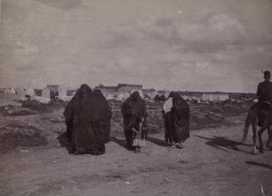 Trauernde Frauen : Trauernde Frauen auf einer Straße an einem jesidischen Friedhof bei Mossul.