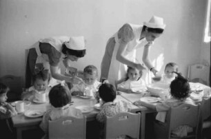 Bukarest: Institut für Ausbildung von Fürsorgeschwestern, Kindergruppe beim Essen