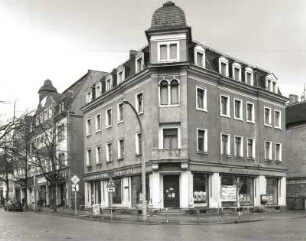 Radebeul, Hauptstraße 9. Wohnhaus mit Läden (um 1895). Eckansicht mit Fassade Sidonienstraße