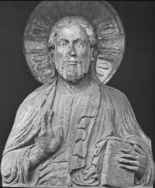 Hildesheim, St. Godehard, ehem. Benediktiner-Klosterkirche, westl. Nordportal, Tympanon, Halbfigur Christi
