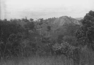Landschaft südlich des Lukumburu : Landschaft südlich des Lukumburu mit Granitfelsen und Hütten