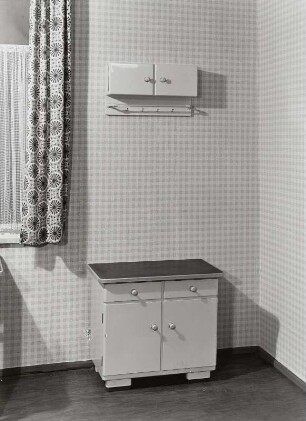 Handtuchhalter : Küchenmöbel. Eimerschränkchen und Handtuchhalter (1956; VEB Wittstocker Holzindustrie) in Ausstellungskoje