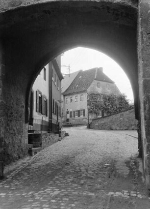 Blick durch einen Torbogen