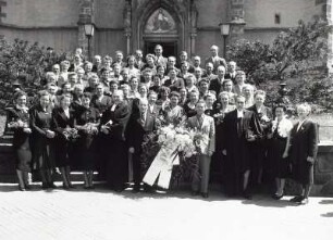 Gruppenbild zur Silbernen Konfirmation vor dem Westportal der Stadtkirche St. Marien