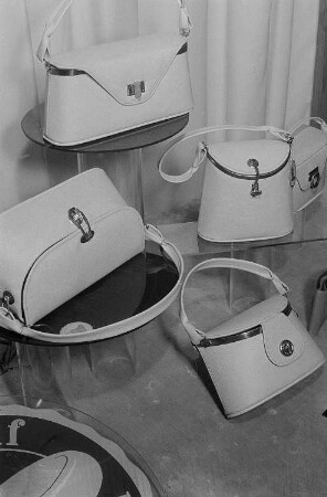 Ausgestellte Damenhandtaschen in Specks Hof auf der Leipziger Herbstmesse 1955