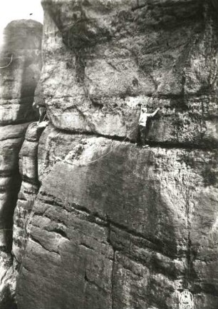 Sächsische Schweiz, Affensteine. Kreuzturm. Ehrhardt Renger im Quergang zum 1. Ring in der Nordwand (VIIb)