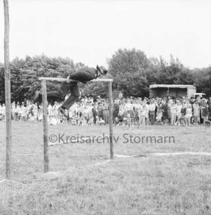 Meddewade: Amtsfeuerwehrfest des Amtes Bad Oldesloe-Land und 80-jähriges Jubiläum der Freiwilligen Feuerwehr Meddewade: Festwiese: Schnelligkeits- und Geschicklichkeitswettbewerb: Feuerwehrmann beim Klettern über Gerüst: hinten Zuschauer: 05.07.1969